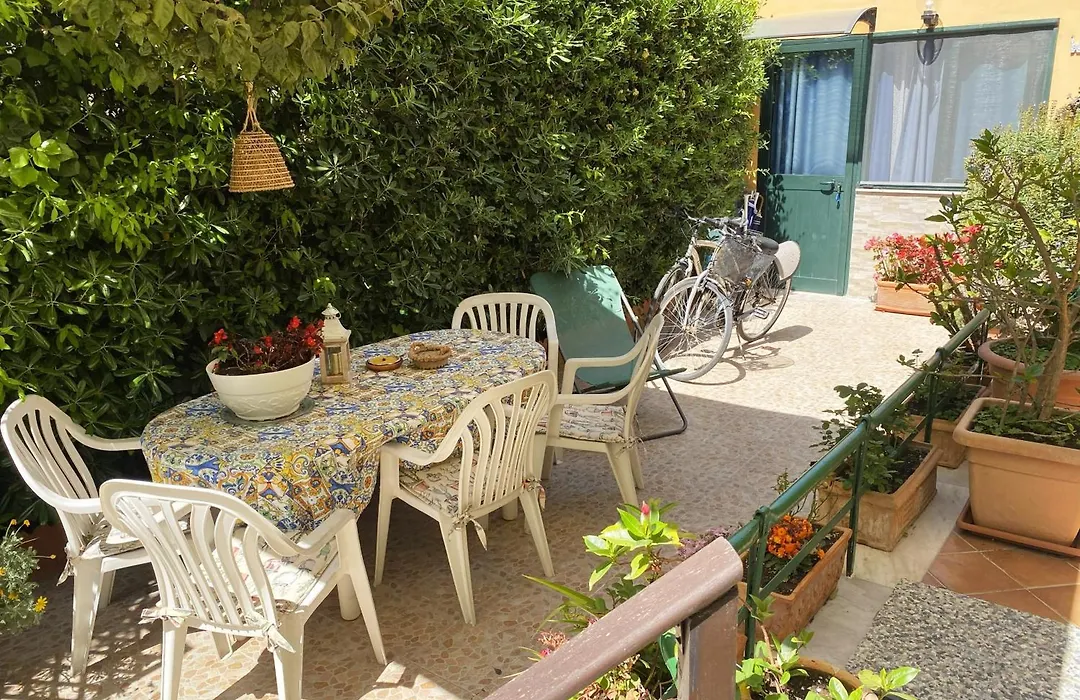 Il Giardino di Laura Private Rooms Mondello-1